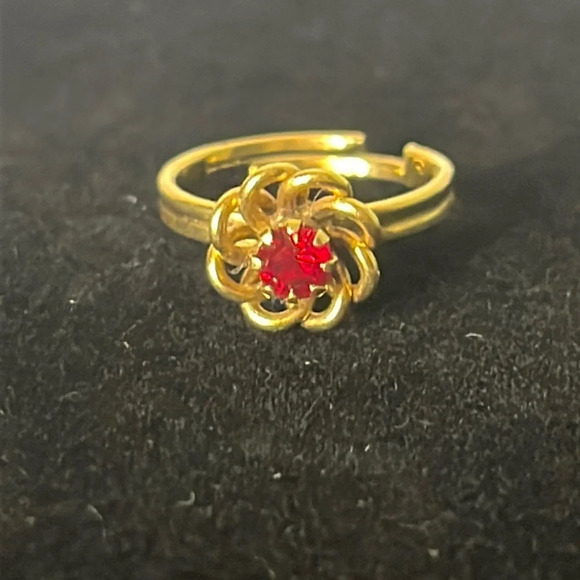 Sarah Coventry Vintage Gold Tone Twist Flower Red Gemstone Adjustable Ring - Picture 1 of 6